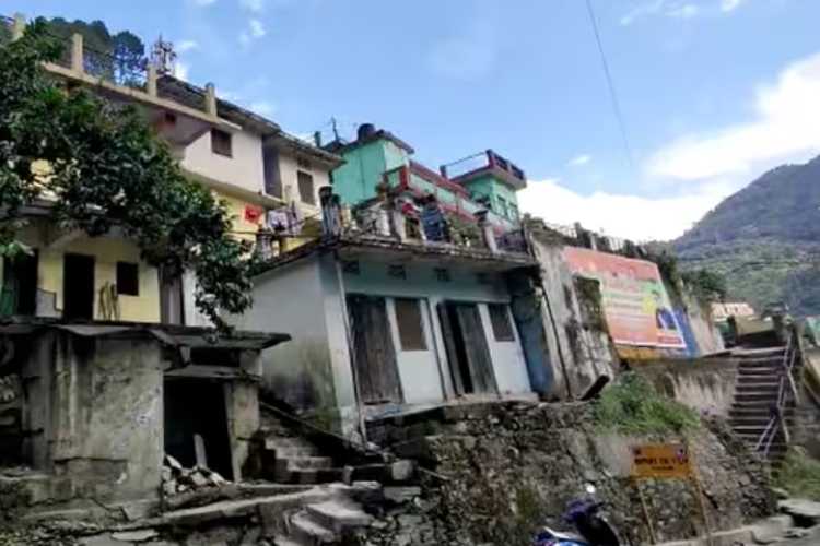 Houses in Karnaprayag have developed fresh cracks