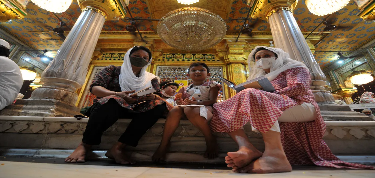 Muslims at Nizamuddin Auliya dargah in Derlhi (Picture credit: Ravi Batra)