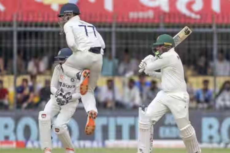 Usman Khwaja scored a half century as Australia ended day 1 with a lead of 57 runs