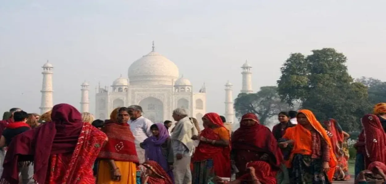 Tourists at Taj Mahal in Agra (Courtesy: Passport Symphony blog)