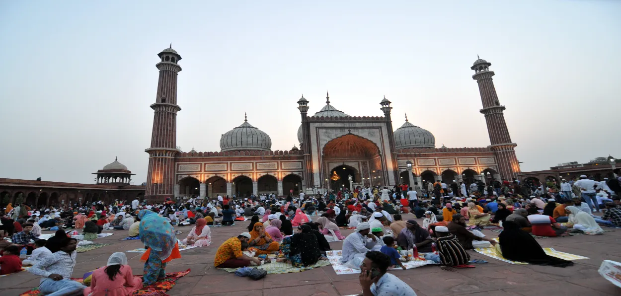 Muslim breaking fast during Ramazan in Delhi's Jama Masjid (Ravi Batra)