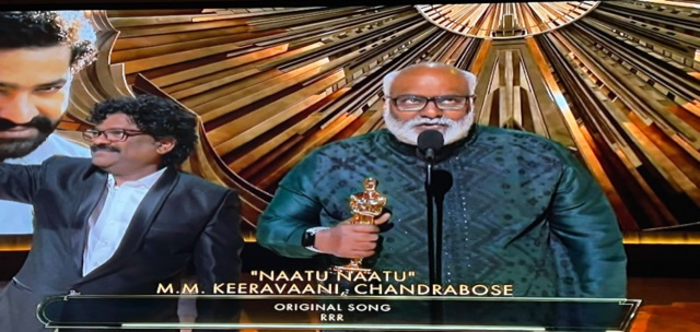 Rajamouli accepting the Oscar for Natu Natu 