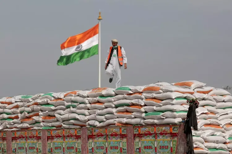 Trucks laden with wheat from India leaving for Afghanistan