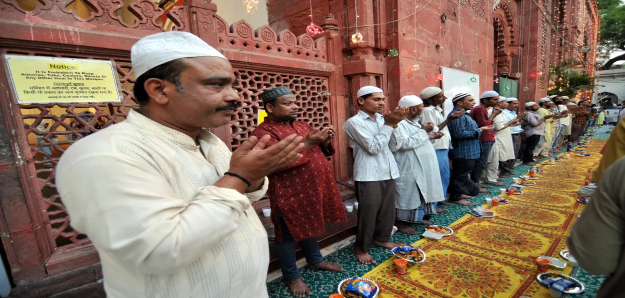 Men saying Namaz at Nizamuddin Auliya dargah in Delhi (File Photo by Ravi Batra)
