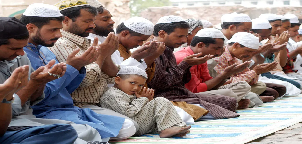 Muslims performing namaz during Ramazan in a Delhi mosque (Ravi Batra)