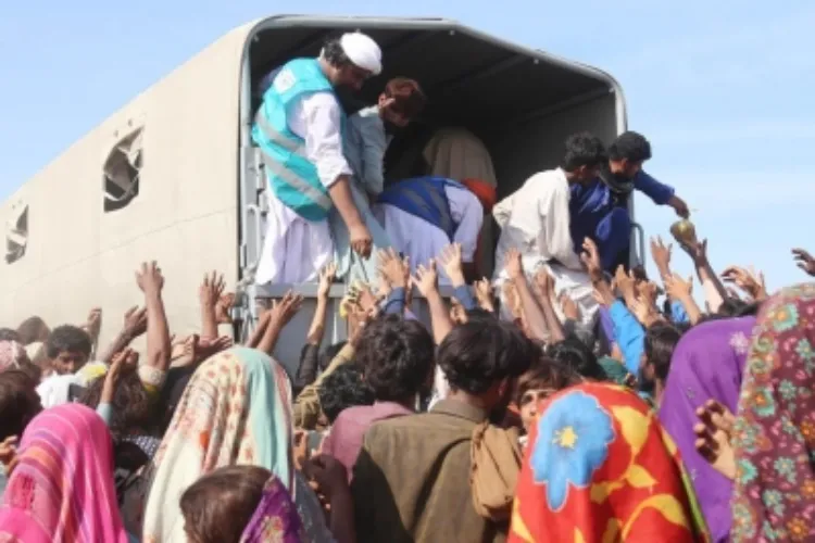 Ration distribution in Karachi