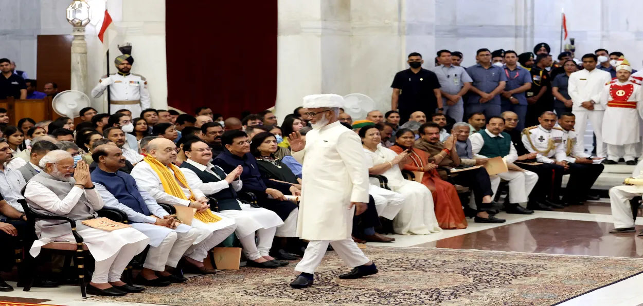 Shah Rasheed Ahmed Quadari  wishing Prime Minister Narendra Modi while proceeding to receive his award