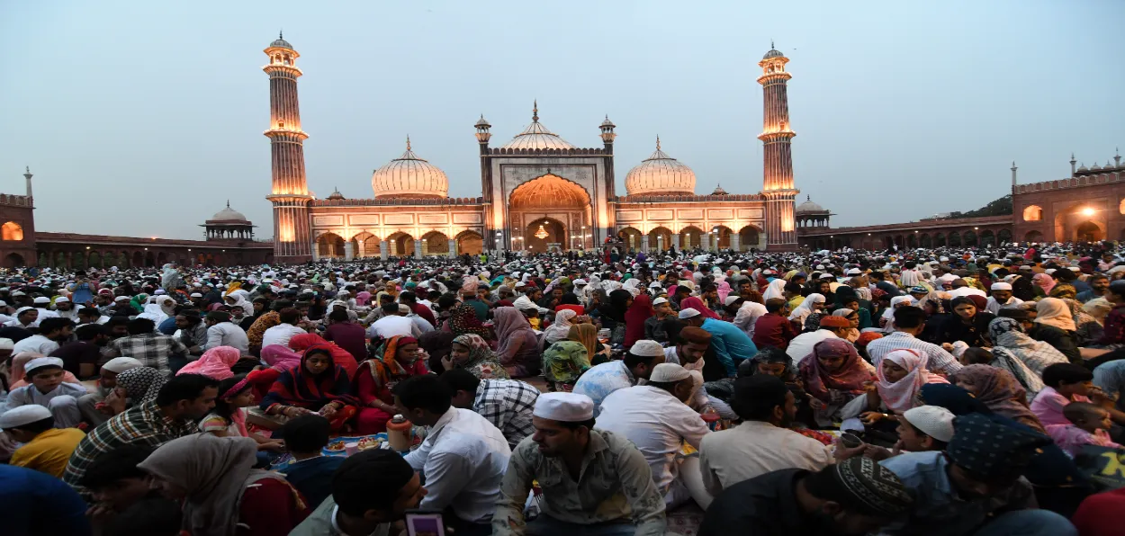 Muslims breaking their fast during Ramazan at Jama Masjid, Delhi (Image: Ravi Batra)