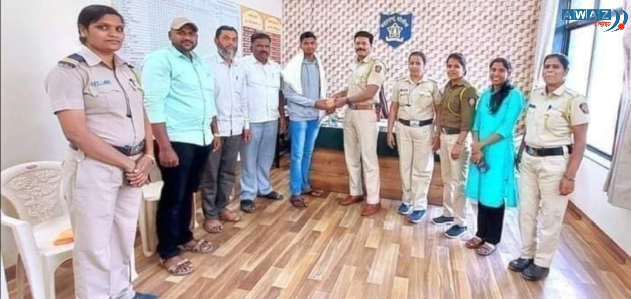 Kandhla Police station officers felicitating Sarfaeaz and Jamirbai Pateland 