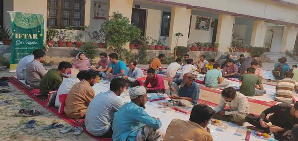 Rge scene from the Iftaar Party hosted for Safai karamcharis