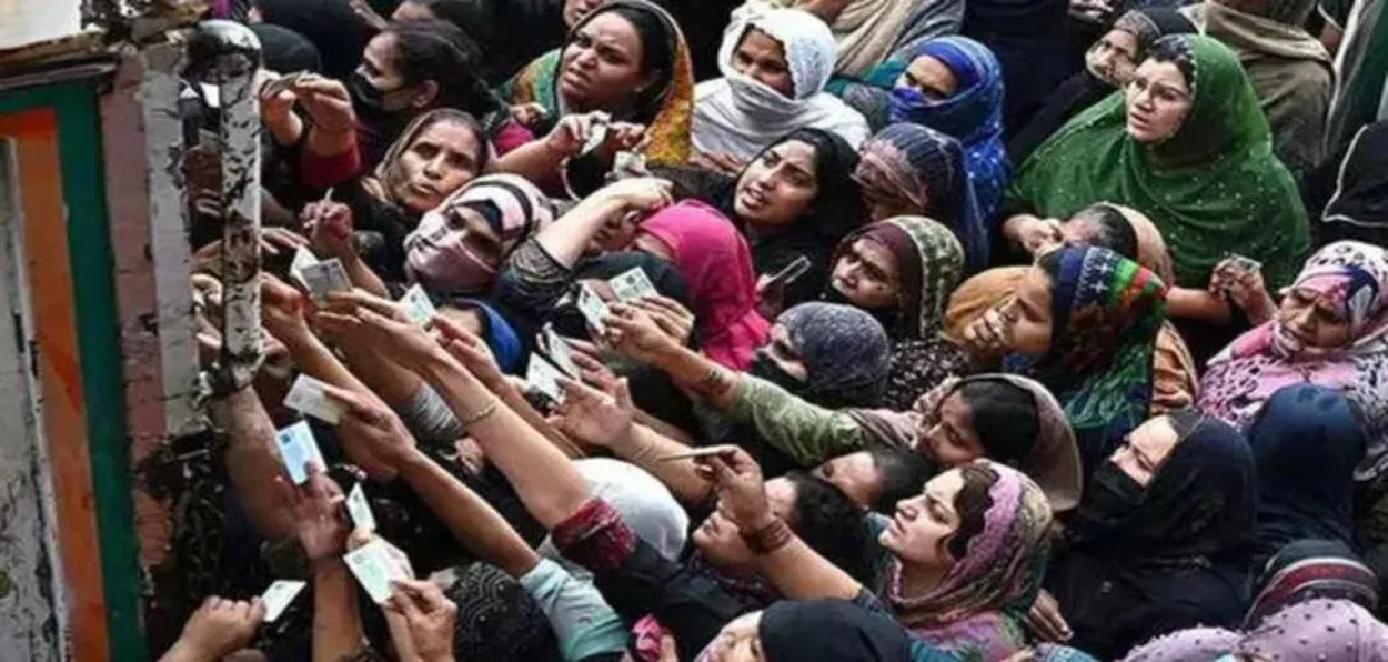 Women desperately seeking free flour bags in Pakistan (Image Twitter)
