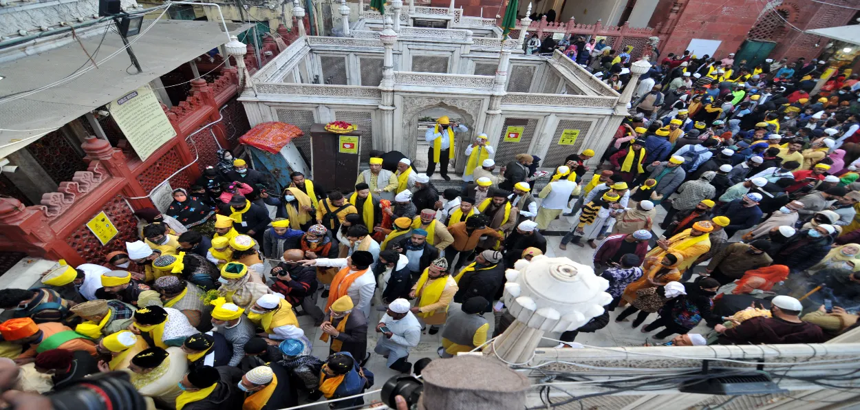 Hindus and Muslims celebrating Basant Panchami at  dargah of Nizamuddin Auliya in Delhi (Image Ravi Batra)