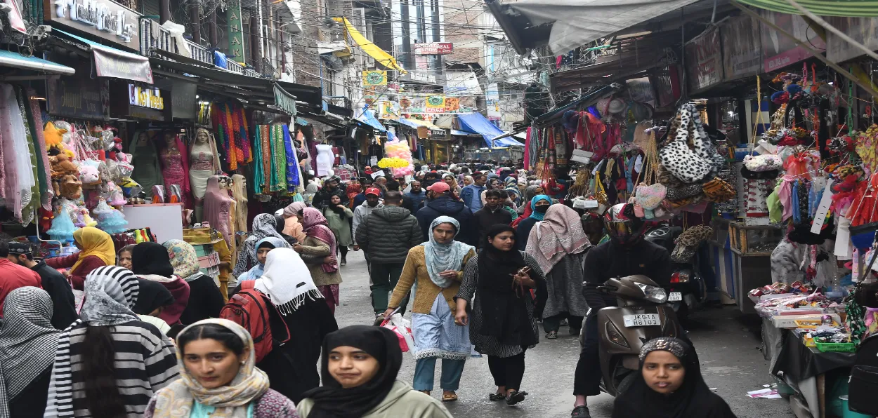 People shopping in Srinagar's markets on the eve of Eid al Fitr (Basit Zargar)