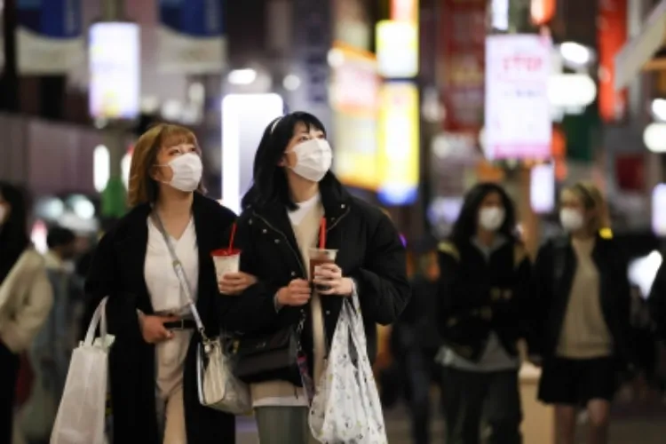Japanese women wearing masks 