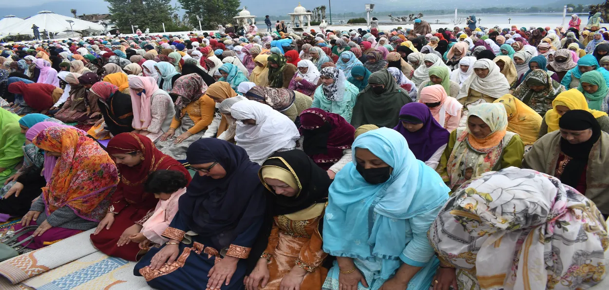 Muslim women praying in Srinagar of Eid ul Fitz (Basit Zargar)