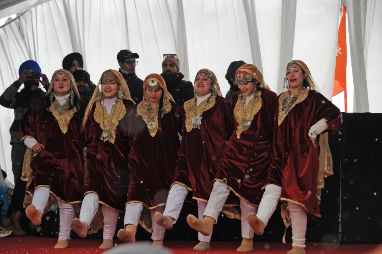 Kashmiri women doing Rauf dance