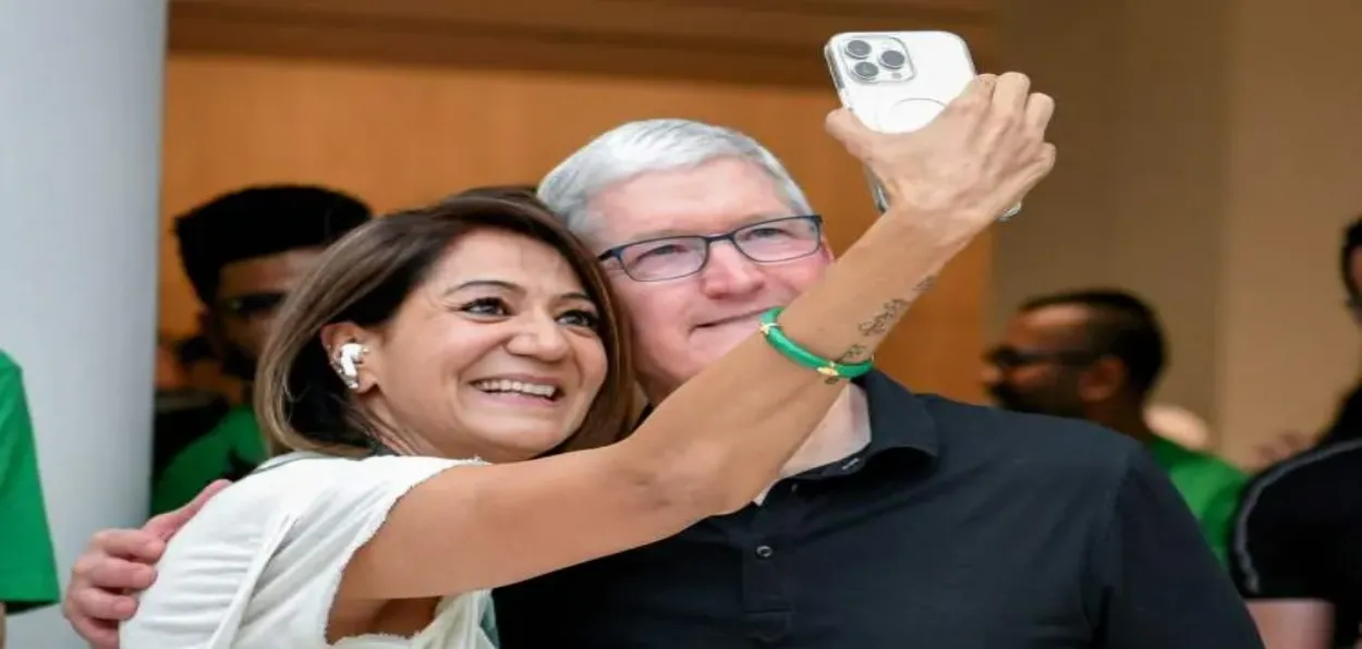 A customer taking a selfie with Apple CEO Tim Cook in New Delhi 