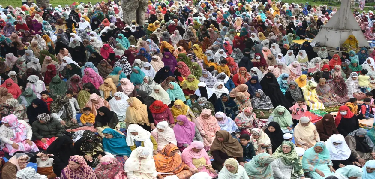 Muslim women offering Nizam in Srinagar's Jama Masjid (Photos: Basit Zargar)