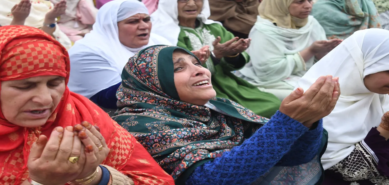 Kashmiri Muslim women praying (Basit Zargar)