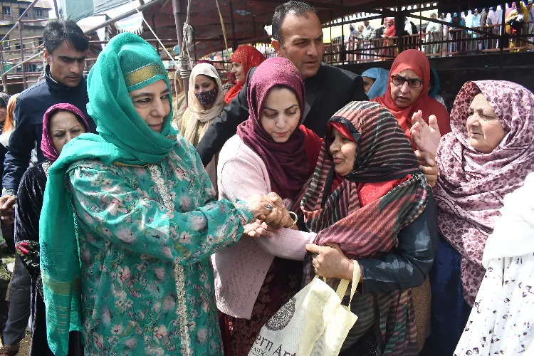 Mehbooba Mufti with the women in Kashmir 