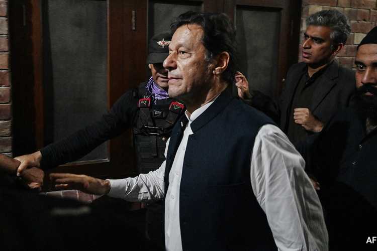 Imran Khan pledges to maintain good relations with Pak Army Chief