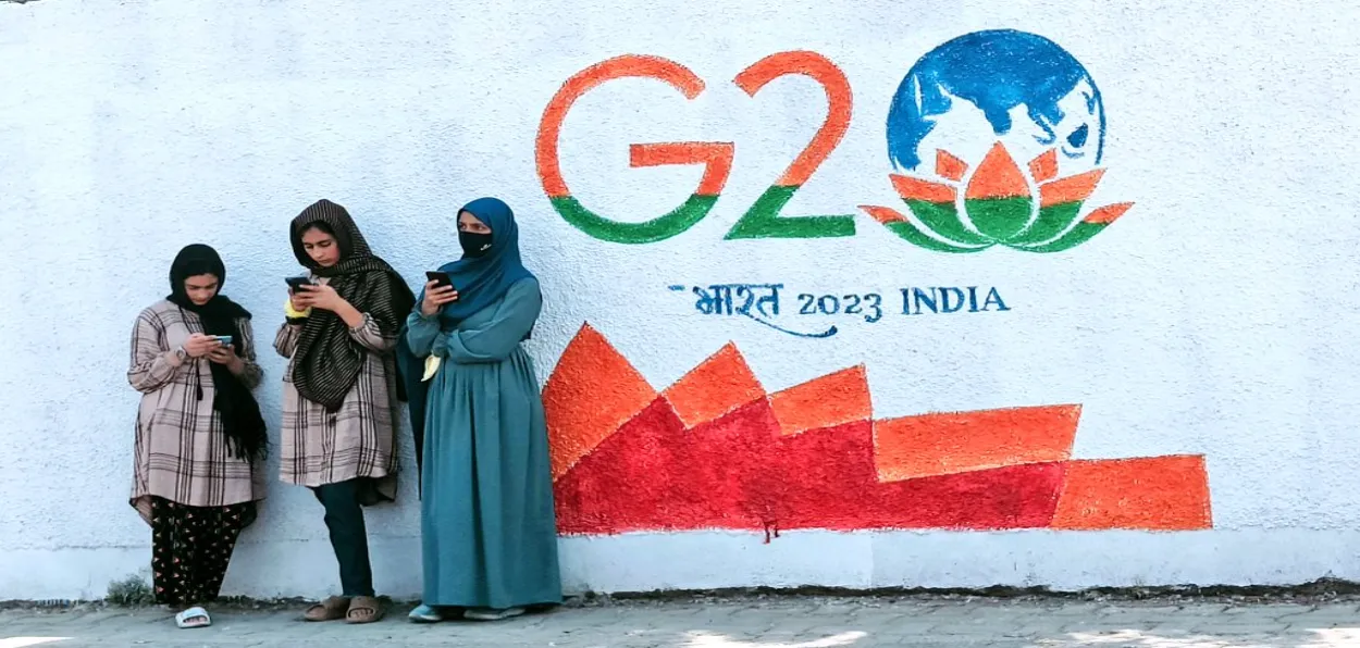 Kashmiri women waiting for the bus in Srinagar