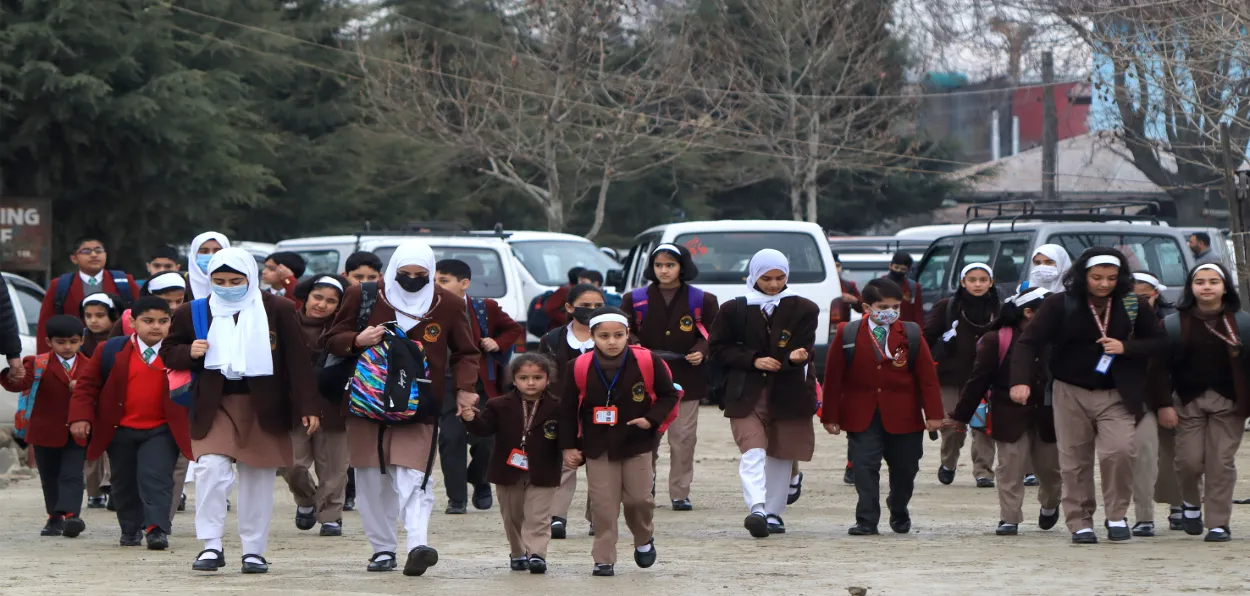 Children going to school in Srinagar (Basit Zargar)
