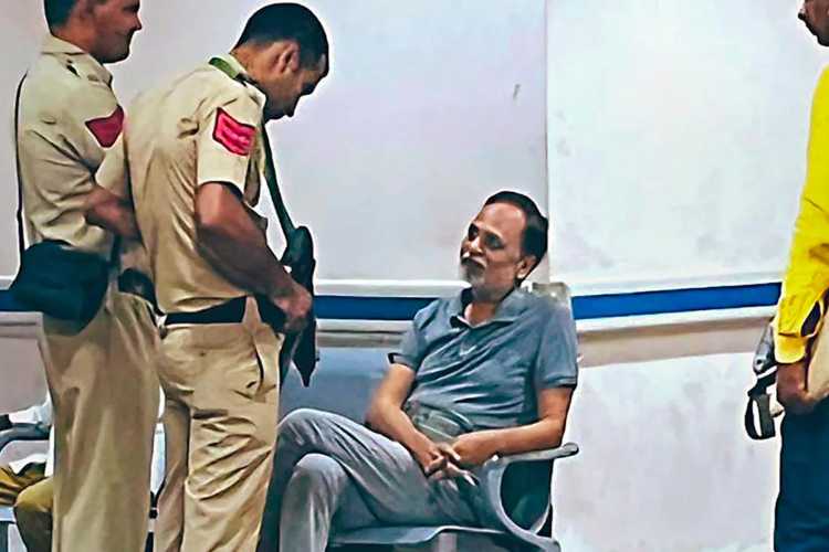 Satyendar Jain in Safdarjung Hospital