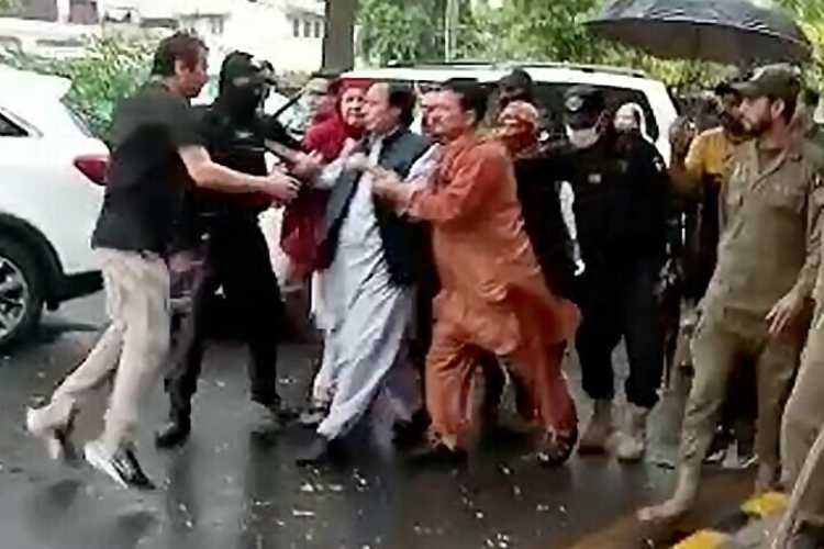 Chaudhry Pervaiz Elahi being taken into custody