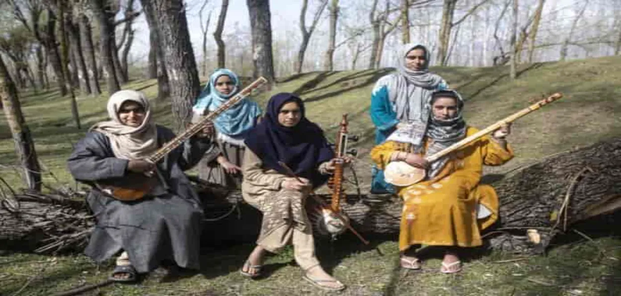 Irfana with other group members (Courtesy: Kashmir Wallah)