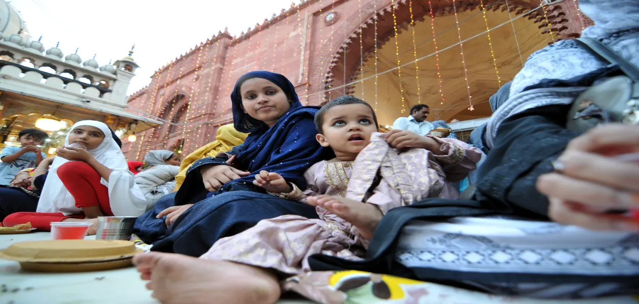 Muslim women at the shrine of Nizamuddin Auliya (Images Ravi Batra)