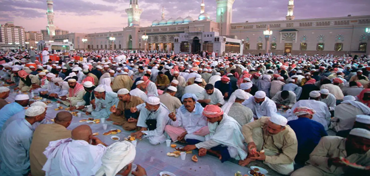A scene of Iftar in a mosque in Mecca