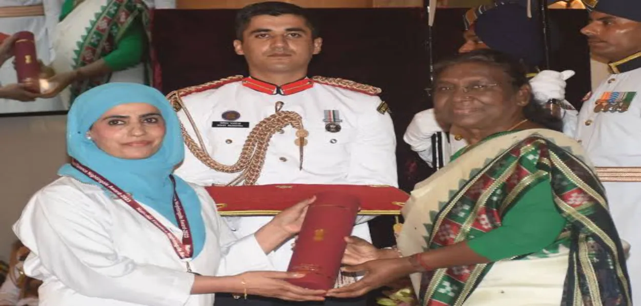 Fordousa Jan receiving the Florence Nightinglae award from president Droupadi Murmu at Rashtrapati Bhawan