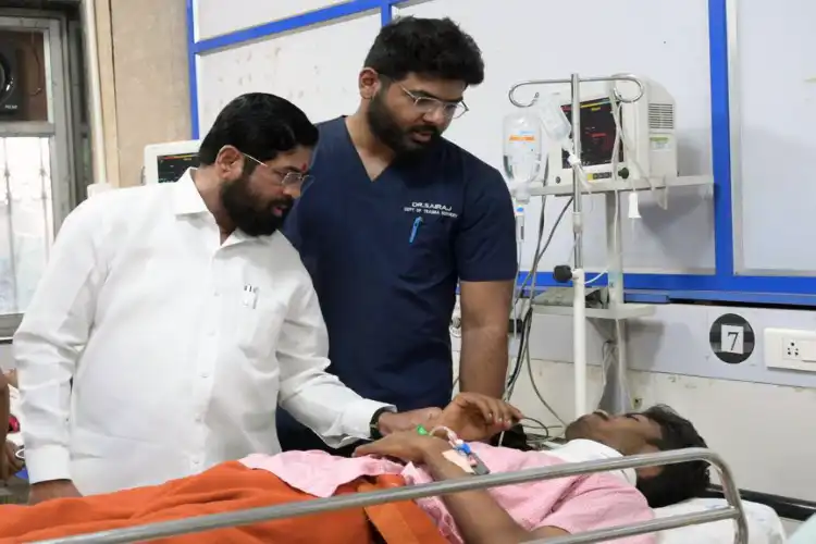 Chief Minister Eknath Shinde visits hospital to enquire into treatment of the injured