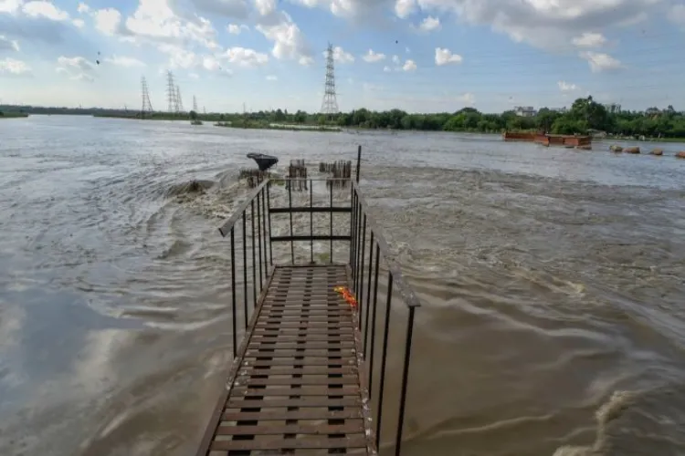 High alert as Yamuna crosses danger mark 