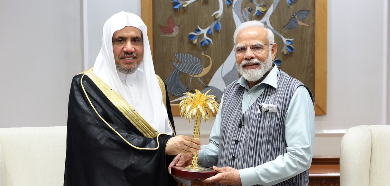 Dr. Mohammed bin Abdul Karim Al-Issa  presenting a gift to Prime Minister Narendra Modi