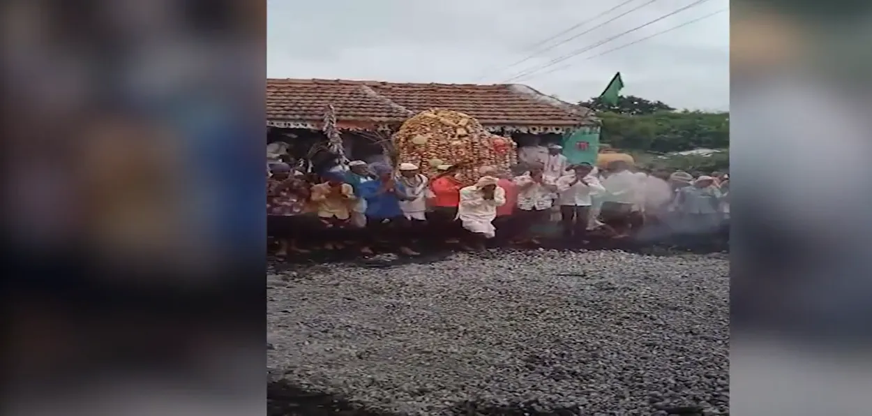Villagers with Taziya about to walk cinders (picture grabbed from a Video)