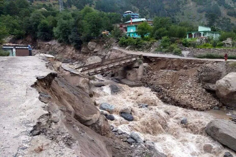  Cloudburst in Kullu’s Panchnala caused huge damage to houses and roads