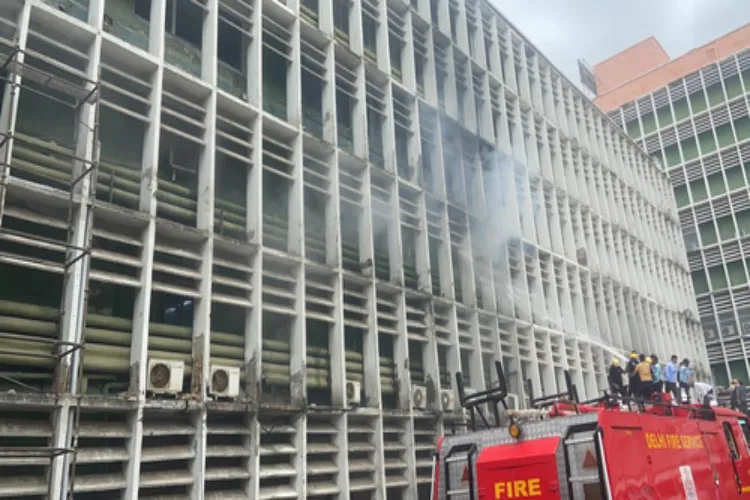 A fire broke out on a floor of a building in AIIMS, Delhi, on Monday