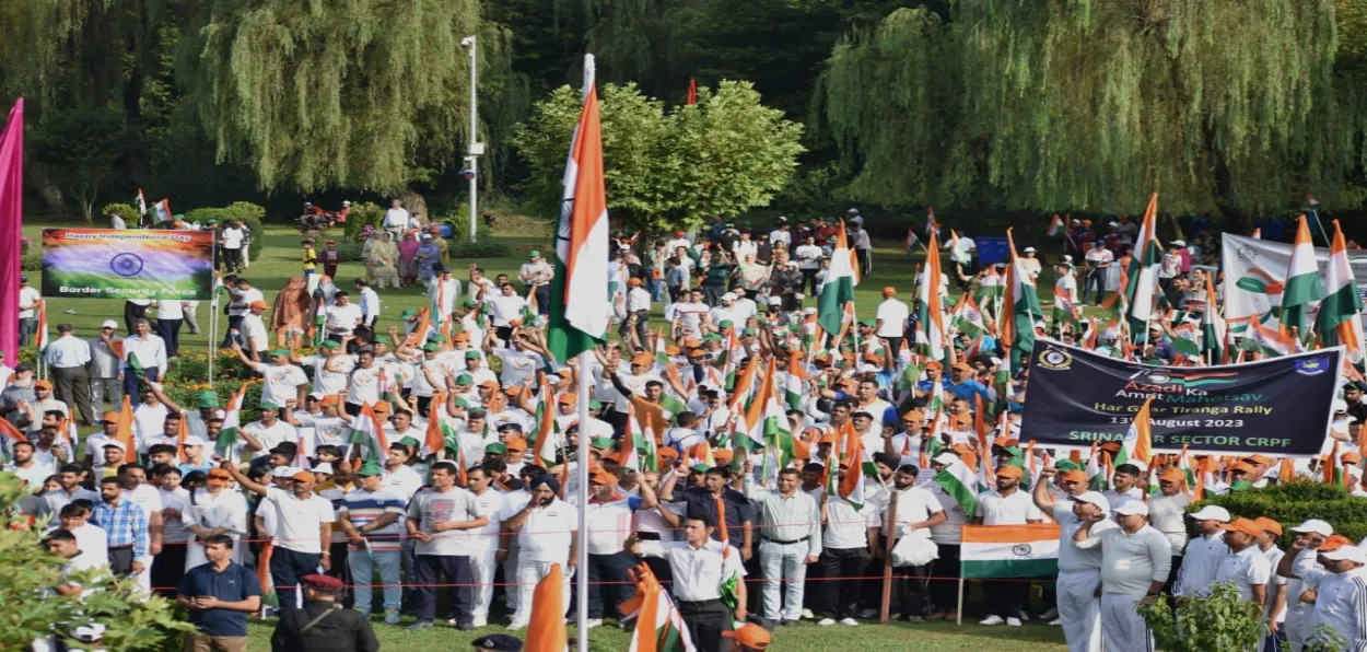 Srinagar residents turn out in large number to participate in Meri Mati Mera Desh rally