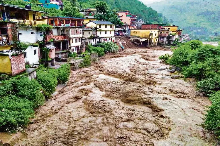 Tharali area of Chamoli district: Houses and agricultural lands have been damaged badly