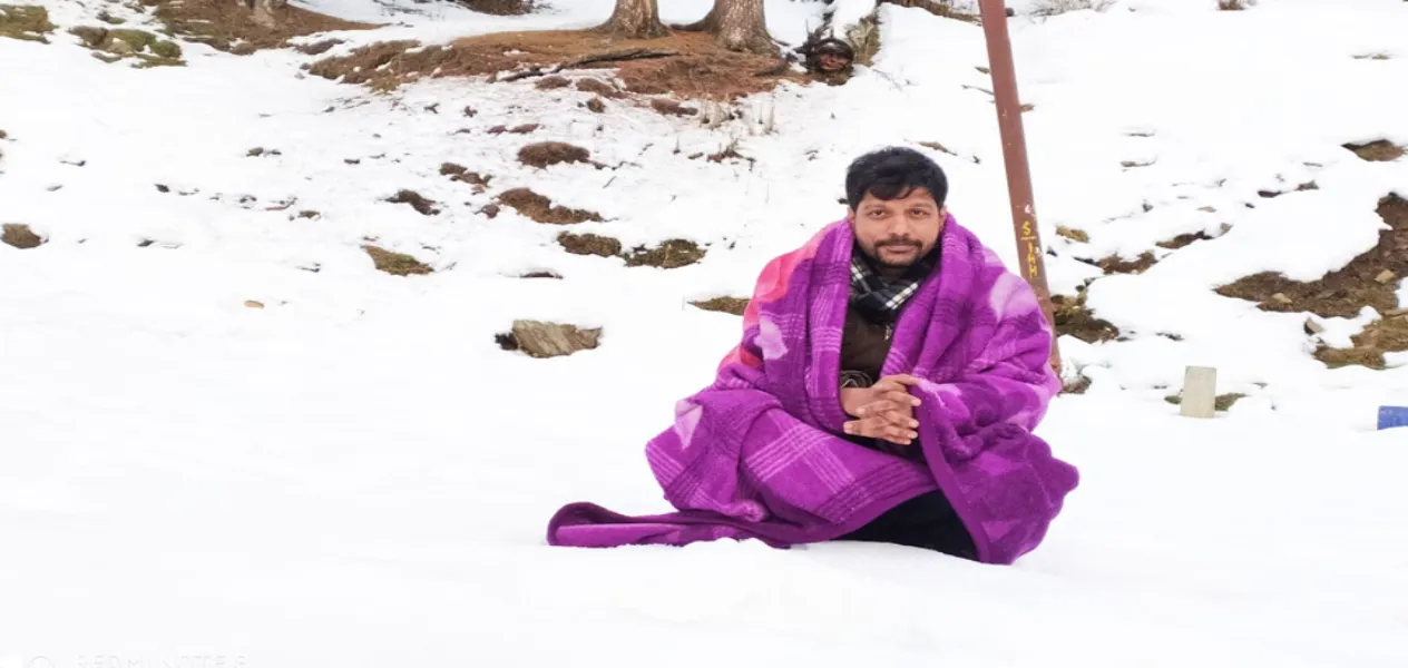 Adhik Kadam, founder of Borderless World Foundation in Kashmir during Winter