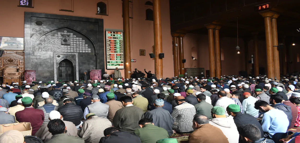 Muslims listening to Khutba in Srinagar's Jamia masjid (Pics: Basit Zargar)