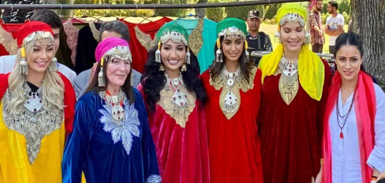 Miss World Karolina Bielawska and her entourage wearing Kashmiri phiren (X)