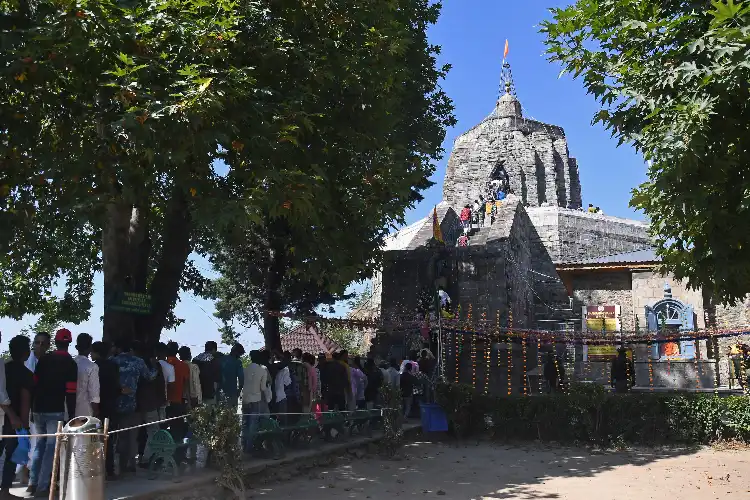 Long queue outside the Shankaracharya temple in Srinagar