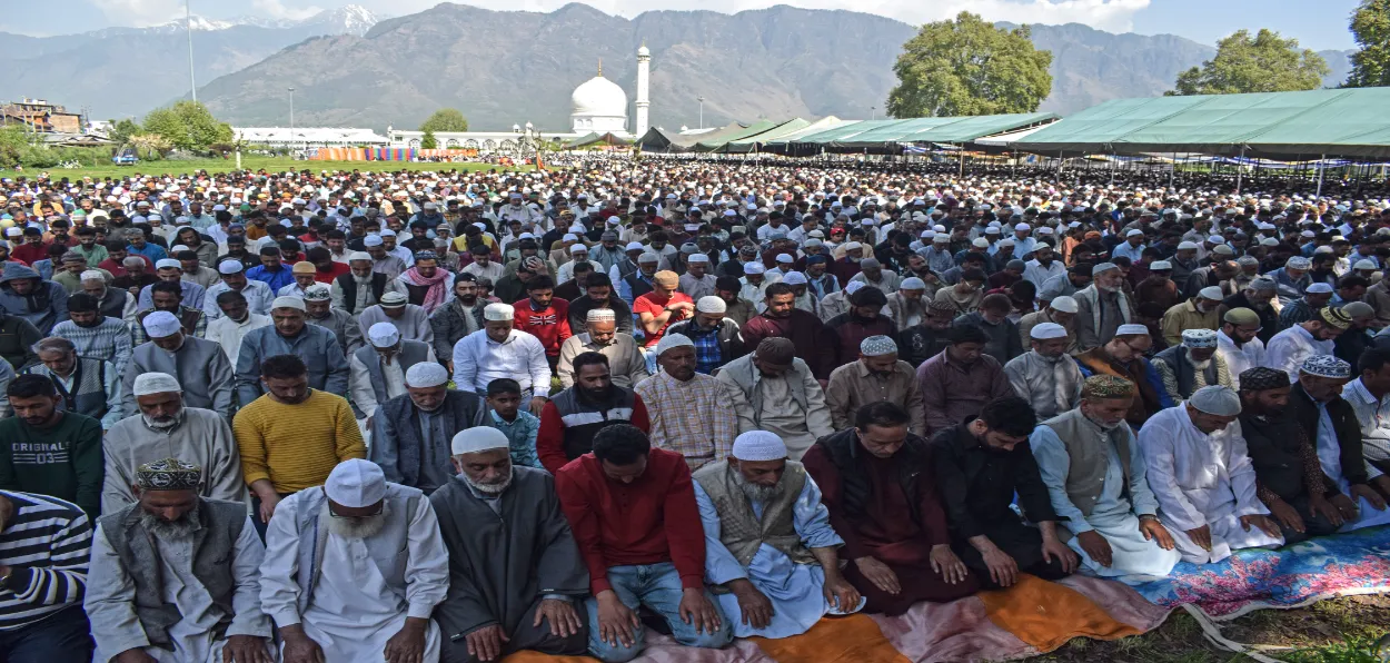 Muslims praying at the Hazratbal Shrine in Srinagar, Kashmir,J&K (Credit: Basit Zargar)