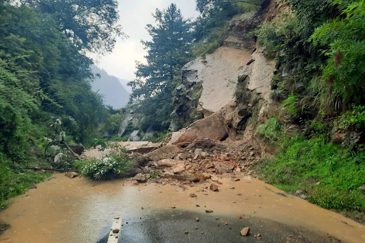 Almora-Haldwani NH turned into ruins after the landslide