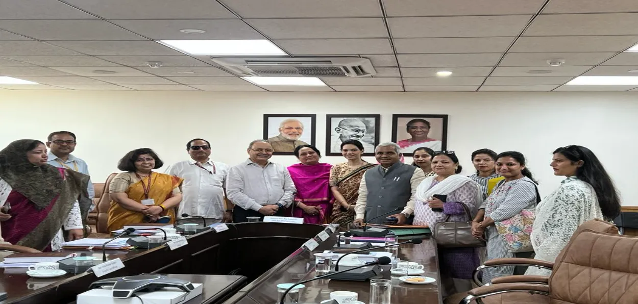 Members of the Muslim Rashtriya Morcha with National law Commission chief Justice Ritu Raj Awasthi