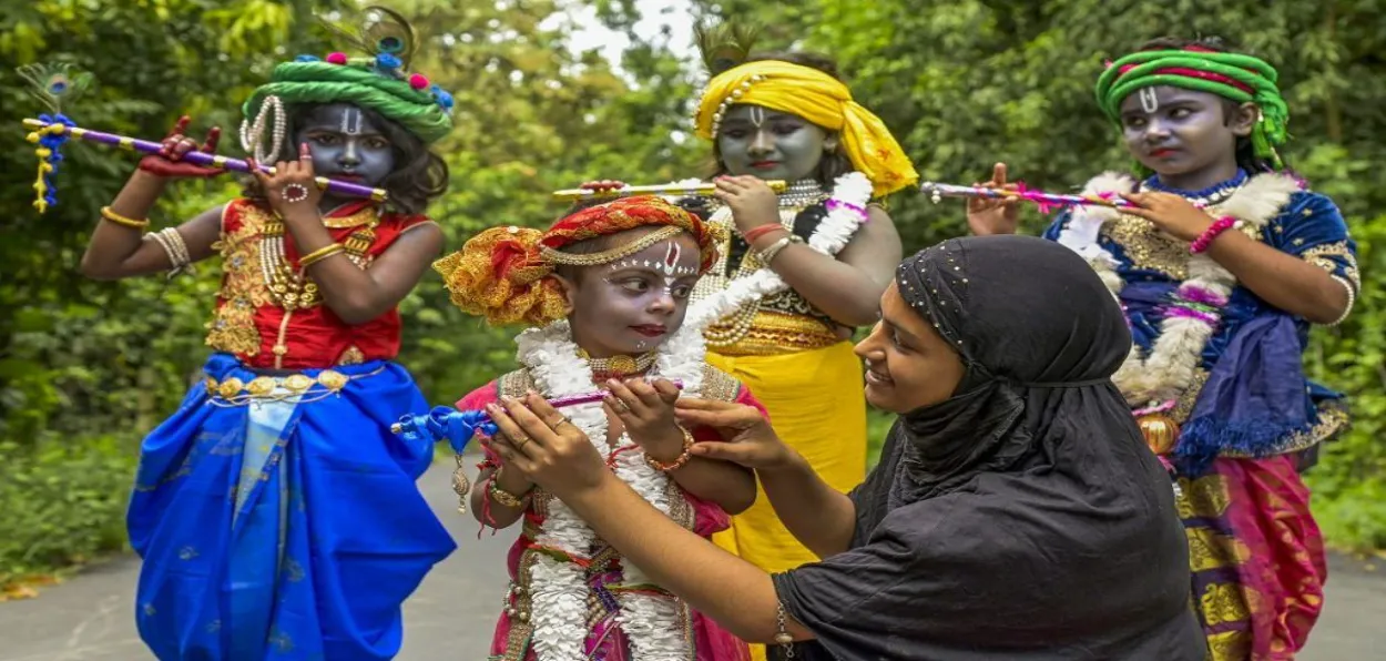 A Muslim mother with her child dressed as Lord Krishna (Representational image)