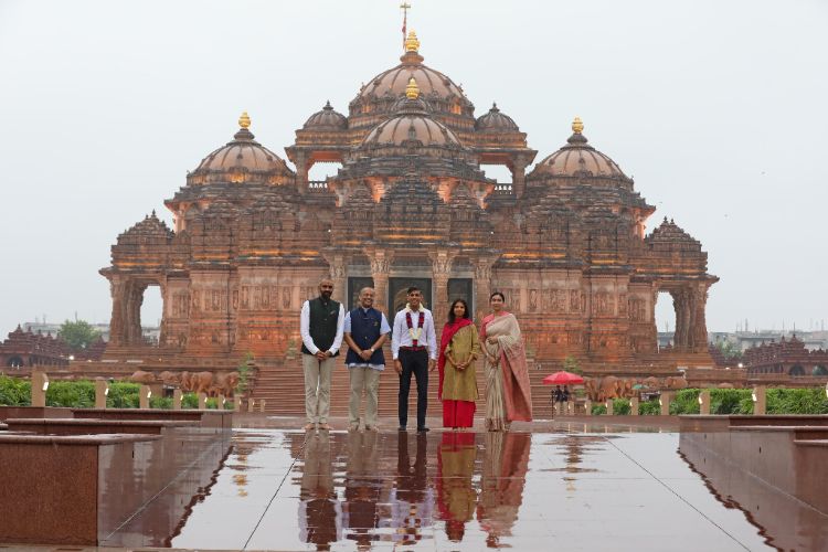 UK Prime Minister Rishi Sunak and his wife Akshata Murthy with priests at Akshardham temple in New Delhi